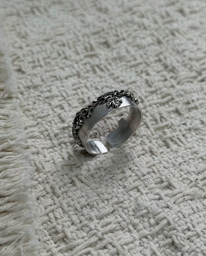 Droopvine Ring
